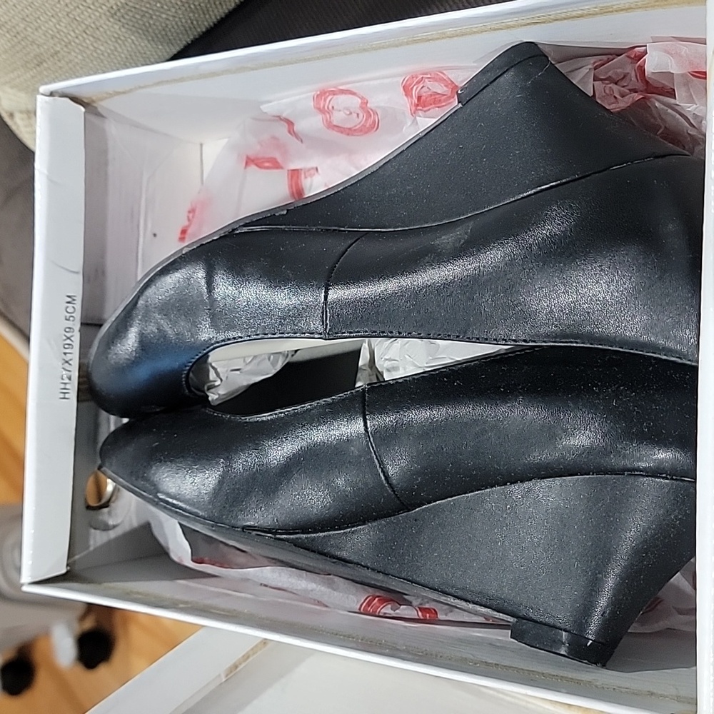Shoes - Picture 2 of 9